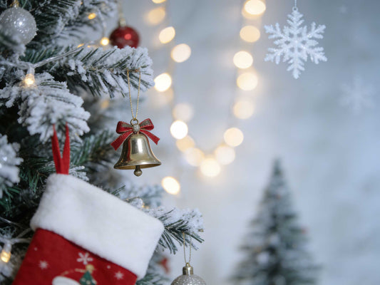 2025 Christmas Eye Glam: Snowflake Contacts &amp; Glittery Looks for Holiday Parties